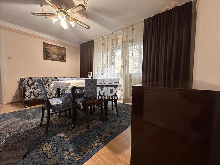 Apartament cu 3 camere semidecomandat în Lipovei