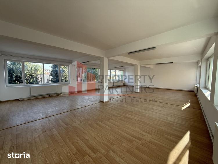Spațiu comercial, de 330 mp, în Tractorul