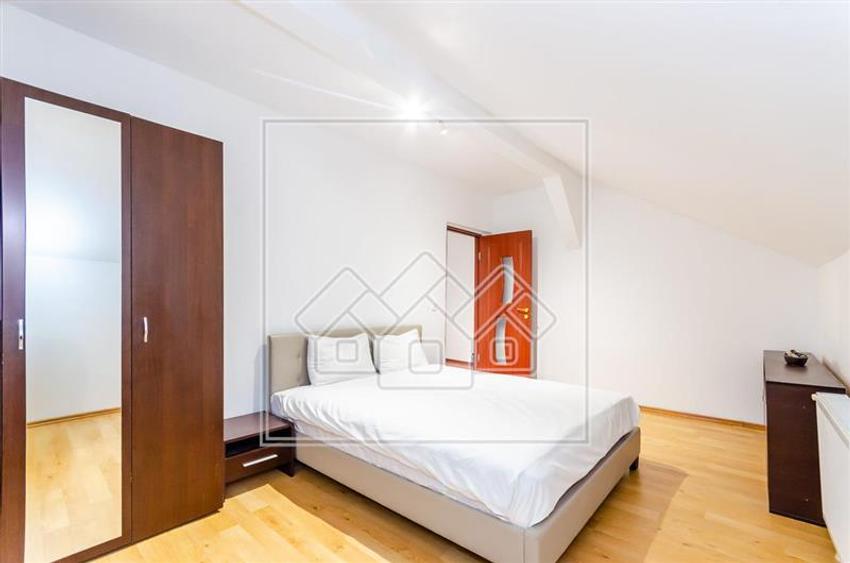 Apartament cu 3 camere decomandat în Broscărie