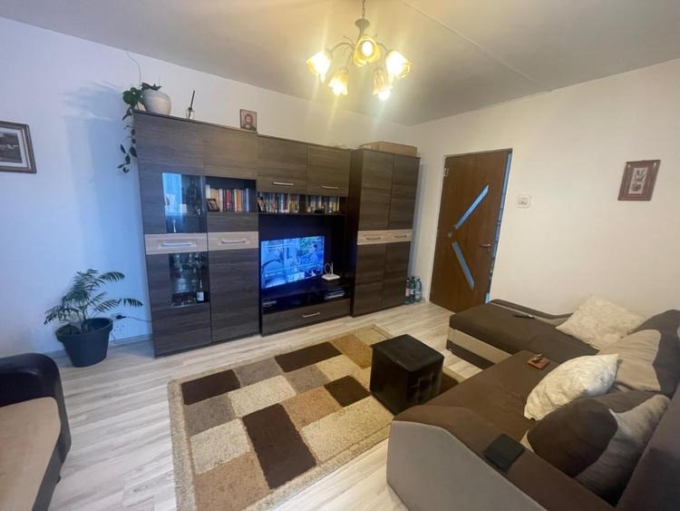 Apartament cu 3 camere semidecomandat, mobilat în Valea Rosie
