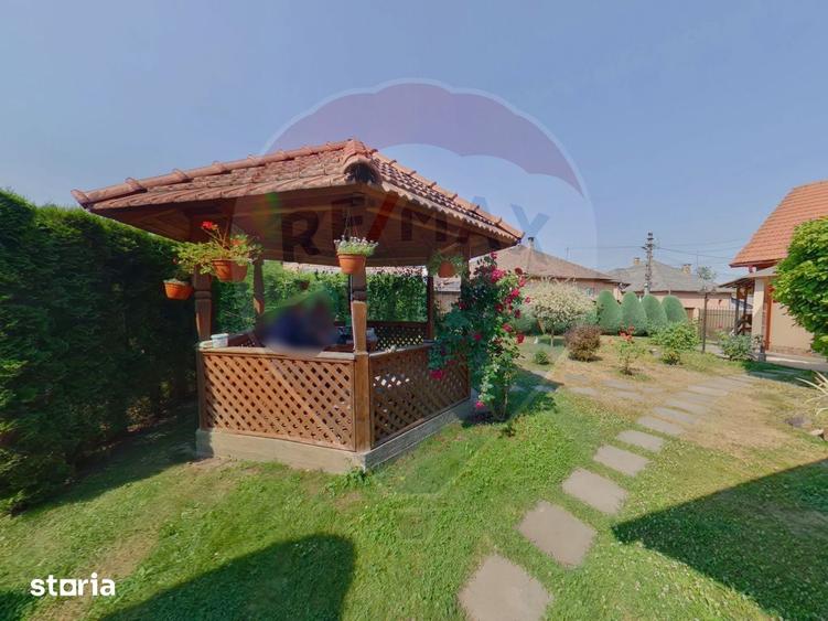 Casă cu 4 camere cu Teren 1439 Mp în Central