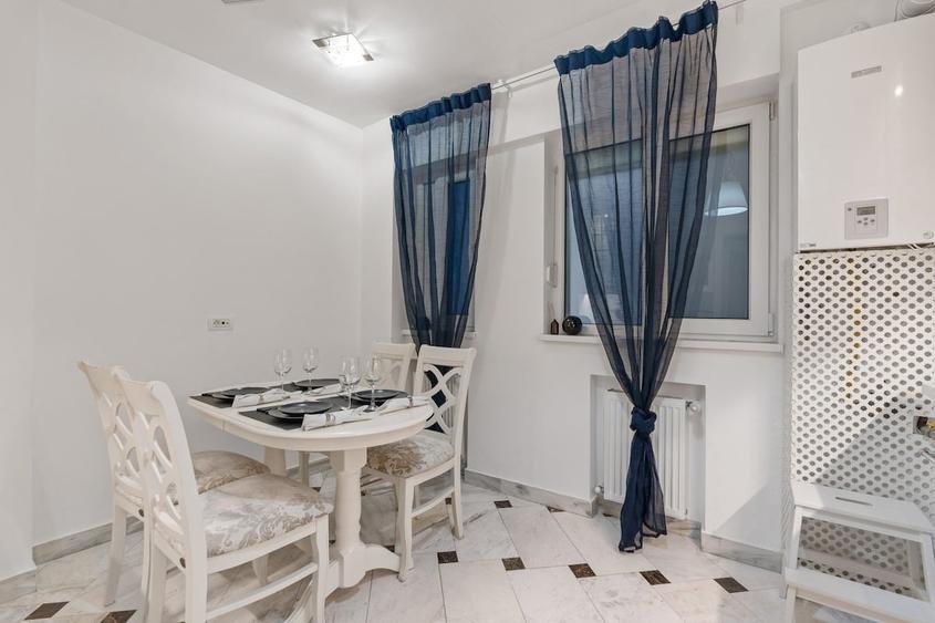 Apartament cu 3 camere semidecomandat în Universitate