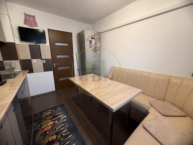 Apartament cu 3 camere decomandat, mobilat în Craiovița Nouă