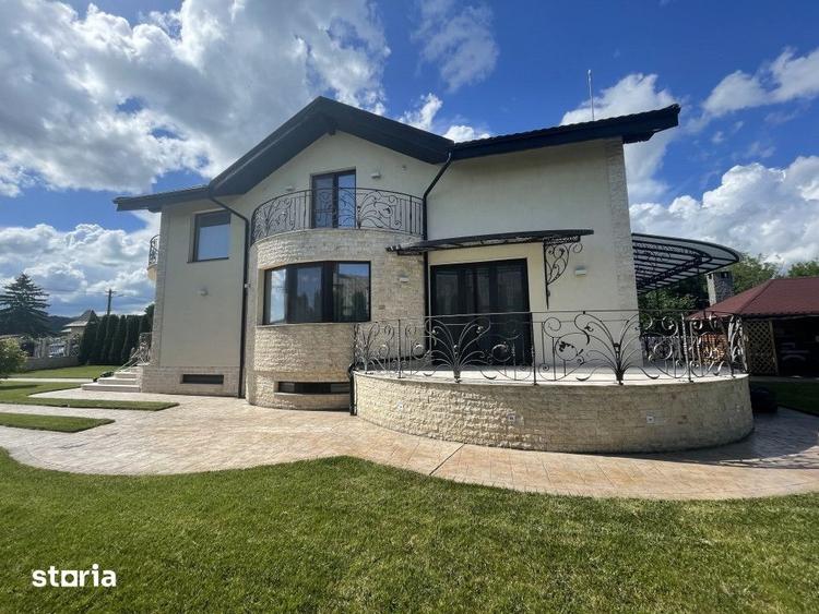 Casă cu 8 camere cu Teren 1042 Mp în Cornu