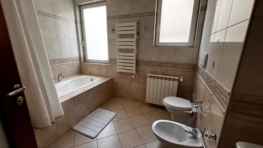 Apartament cu 3 camere decomandat, mobilat în Primăverii