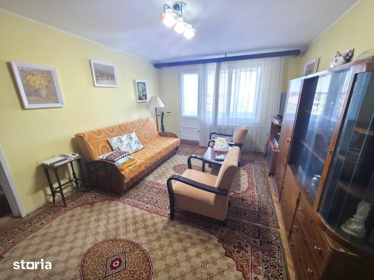 Apartament cu 3 camere semidecomandat în Central