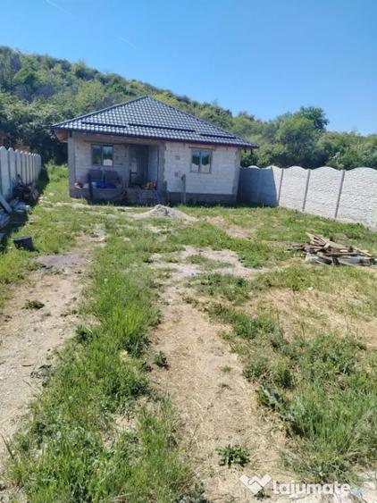 Casă cu 4 camere cu Teren 355 Mp în Podari