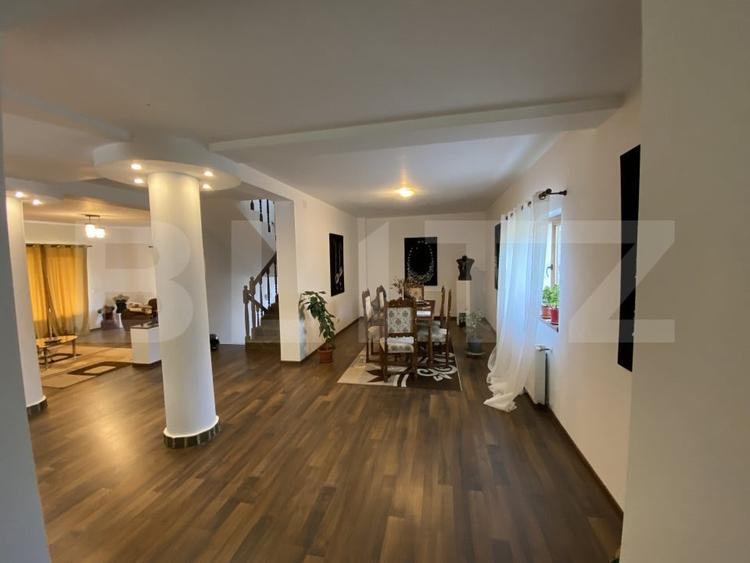 Casă individuală cu 9 camere cu Garaj în Bucium