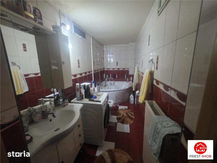 Casă cu 6 camere cu Teren 250 Mp în 22 Decembrie 1989