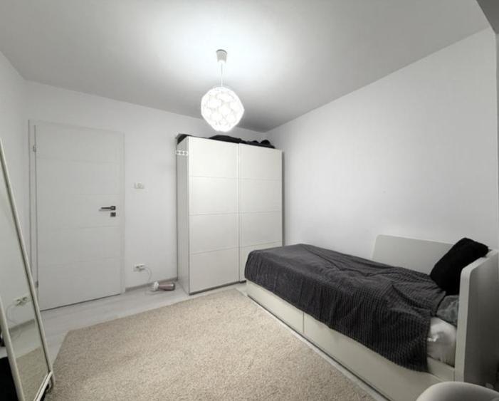 Apartament cu 4 camere decomandat în Lipovei