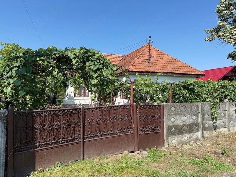 Casă cu 4 camere cu Teren 1900 Mp în Telești