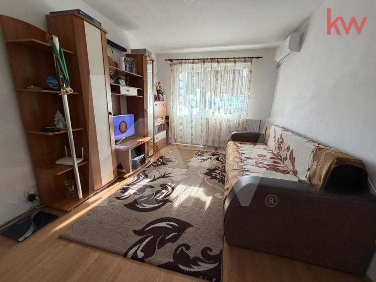 Apartament cu 3 camere semidecomandat, mobilat în Craiovița Nouă