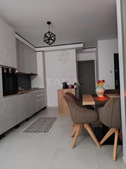 Apartament cu 3 camere semidecomandat, mobilat în Vest