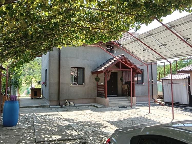Casă cu 4 camere în Budești