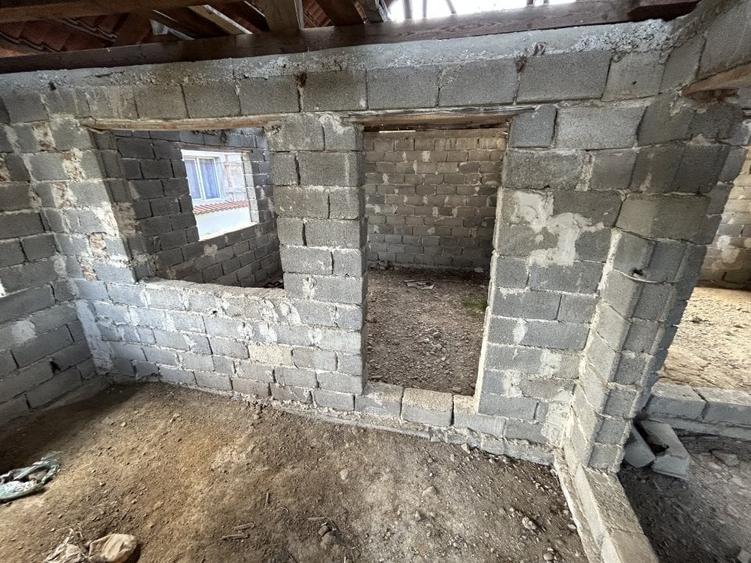Casă individuală cu 3 camere cu Teren 2500 Mp în Gârdoaia