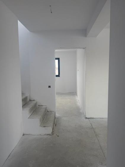 Casă individuală cu 4 camere cu Canalizare în Cârcea