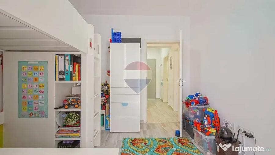 Apartament cu 3 camere decomandat în Tractorul