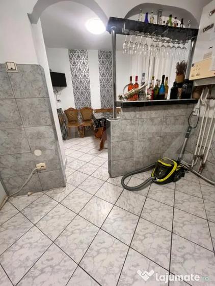Apartament cu 4 camere semidecomandat, mobilat în Central