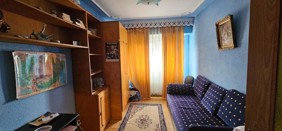 Apartament cu 3 camere decomandat, mobilat în Moinești
