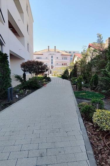 Apartament cu 3 camere semidecomandat, mobilat în Brașovul Vechi