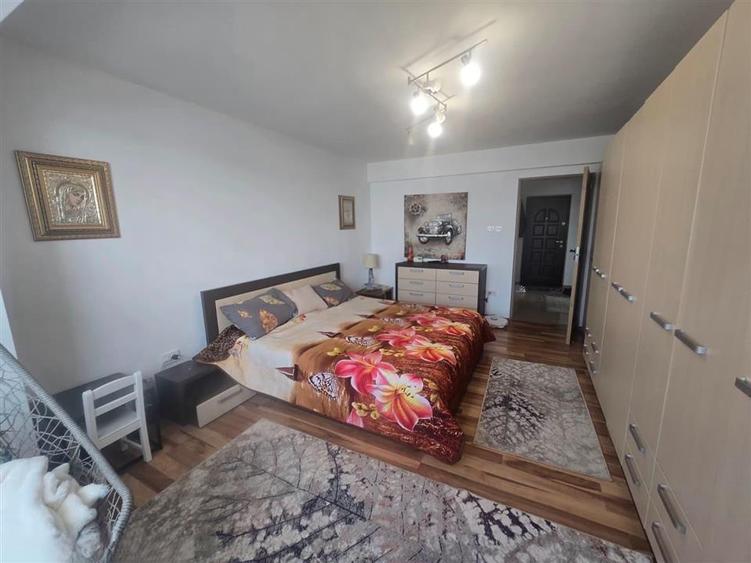 Apartament cu 3 camere decomandat, mobilat în Șcheia