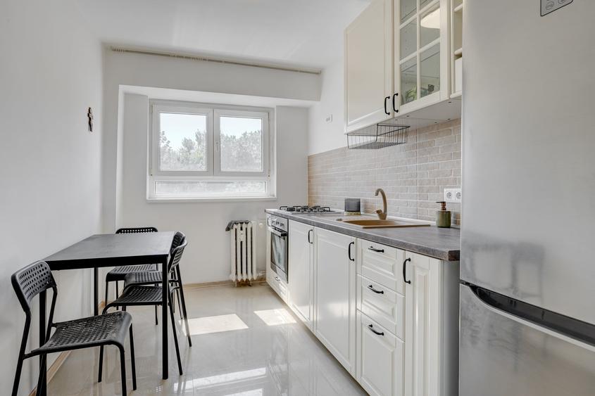 Apartament cu 3 camere semidecomandat în Rahova