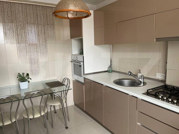 Apartament cu 3 camere semidecomandat, mobilat în Lipovei