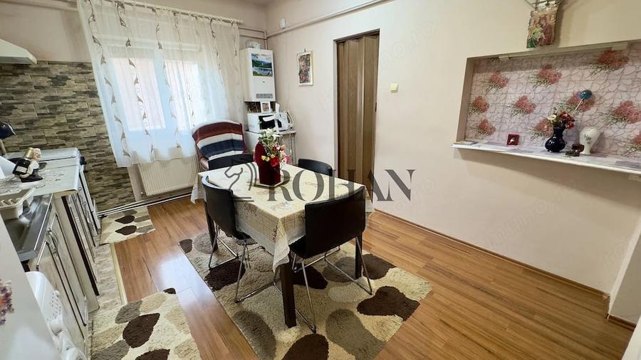 Apartament cu 3 camere decomandat în Cetate