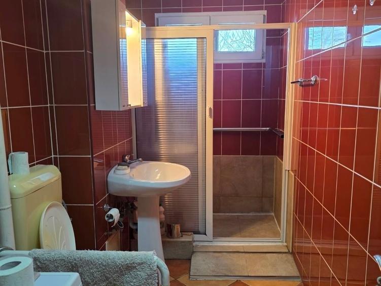 Apartament cu 4 camere decomandat, mobilat în Titan