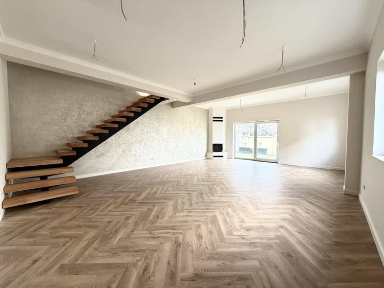 Duplex cu 5 camere cu Canalizare în Dumbrăvița
