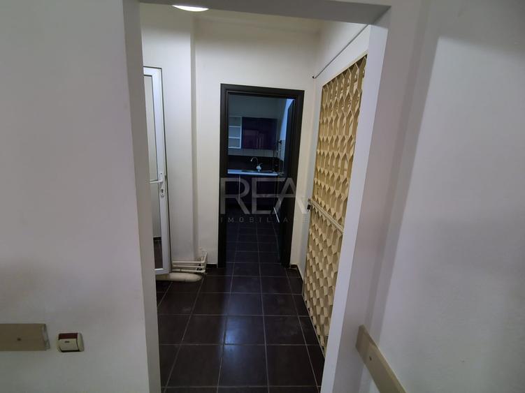Apartament cu 3 camere circular, mobilat în P-ța Romană