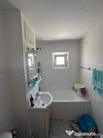Apartament cu 4 camere decomandat, mobilat în Poarta 6