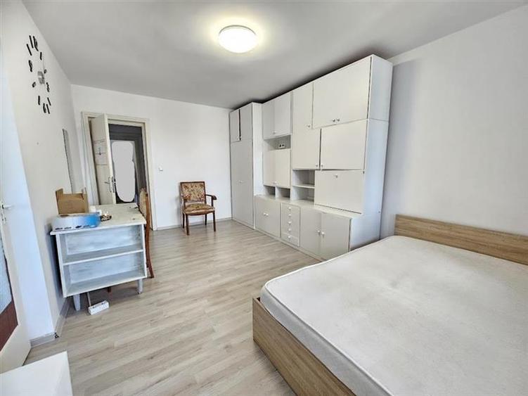 Apartament cu 4 camere decomandat în 7 Noiembrie
