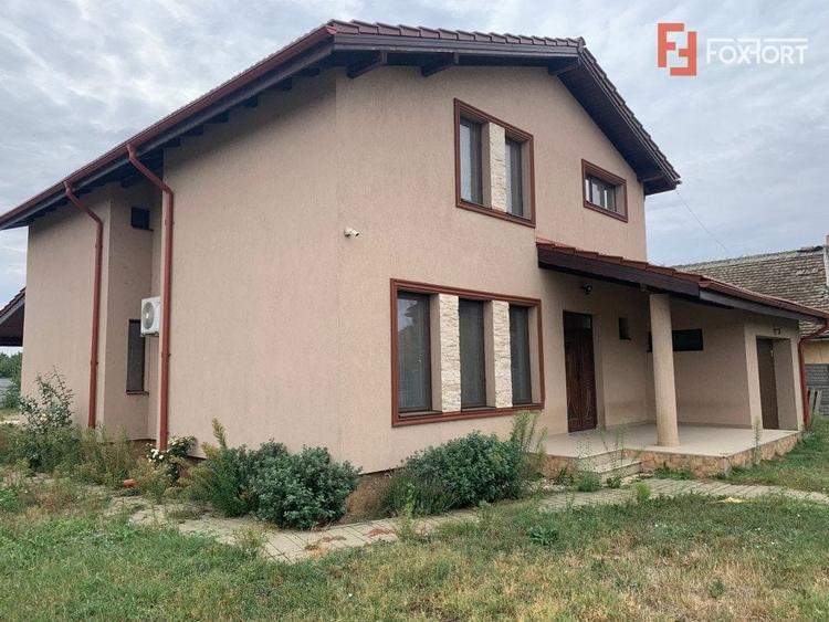 Casă individuală cu 5 camere cu Canalizare în Parța