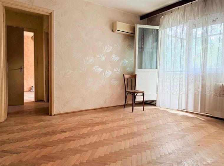 Apartament cu 3 camere semidecomandat în Podu Roș