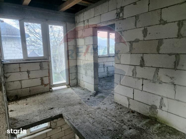 Casă cu 7 camere cu Teren 3650 Mp în Central