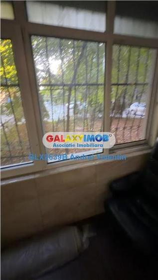 Apartament cu 3 camere semidecomandat, mobilat în Apărătorii Patriei