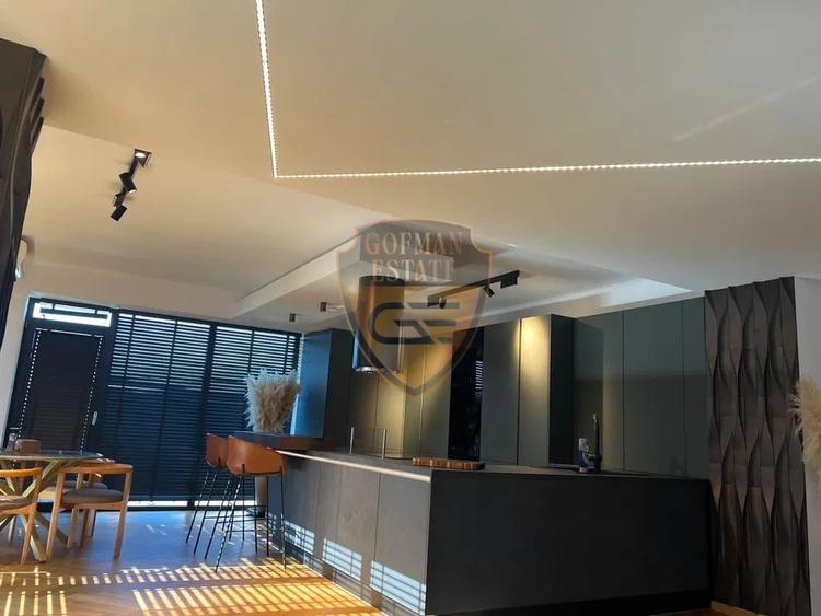 Penthouse cu 4 camere decomandat, mobilat în Eforie Nord