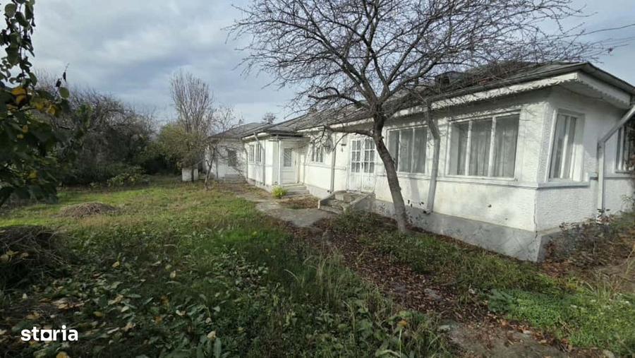 Casă cu 4 camere semidecomandat în Gologanu
