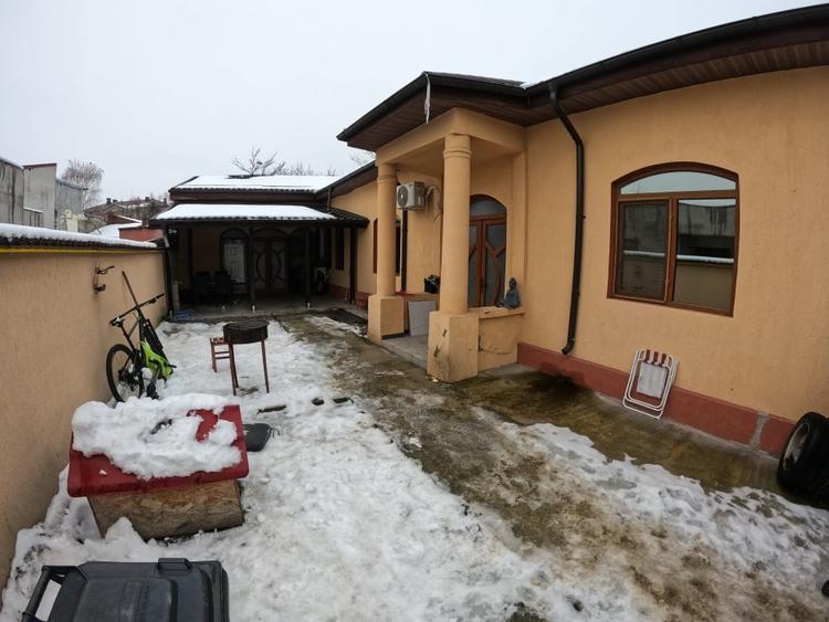 Casă individuală cu 4 camere cu Canalizare în Central