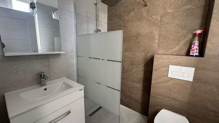 Casă individuală cu 4 camere cu Canalizare în Moșnița Veche