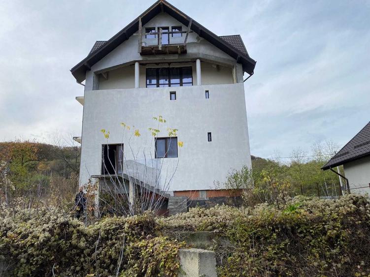 Casă cu 4 camere în Gârleni