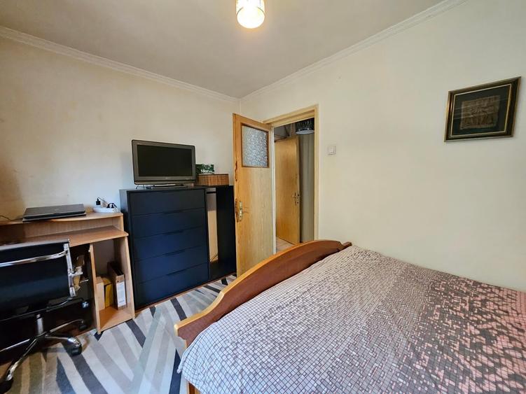 Apartament cu 3 camere semidecomandat în Calea București