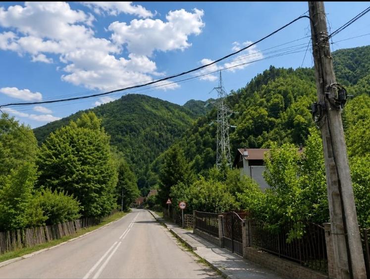 Casă cu 5 camere cu Garaj în Săliștea
