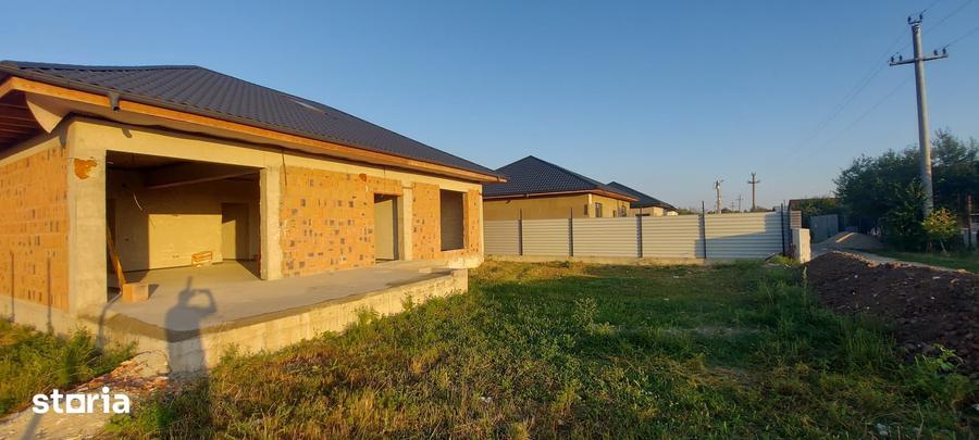 Casă cu 4 camere cu Teren 450 Mp în Periș