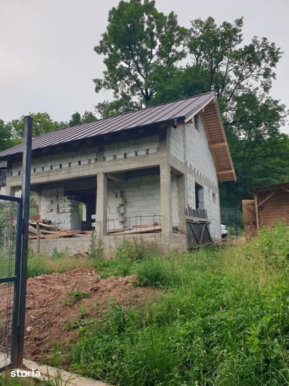 Casă cu 3 camere cu Teren 3500 Mp în Pietroșița