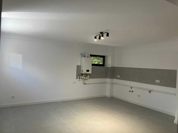 Apartament cu 6 camere semidecomandat în Valea Adâncă