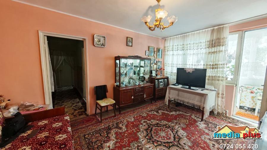 Apartament cu 4 camere semidecomandat în Micro 16