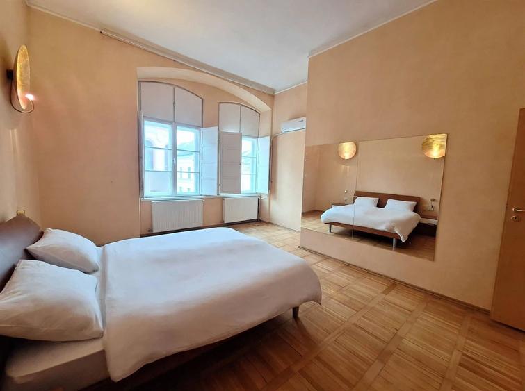 Apartament cu 3 camere semidecomandat, mobilat în Central