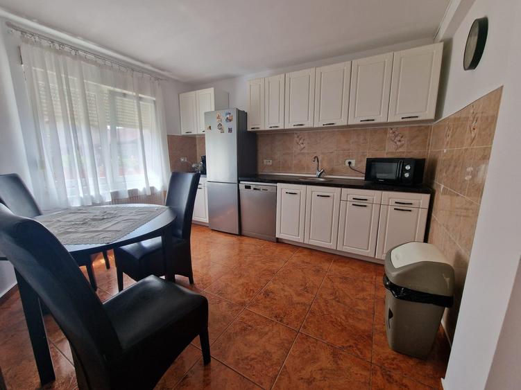 Casă cu 4 camere în Petrești